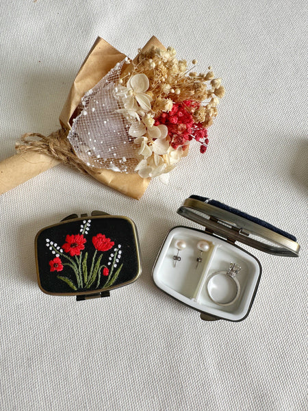 Quince Fables - Floral Embroidered Rectangle Mini Jewelry Box With Mirror ✅: 1. White Roses
