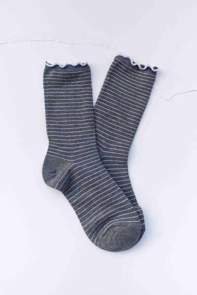 Tiepology - Fine Stripe Ruffle Crew Socks: Charcoal