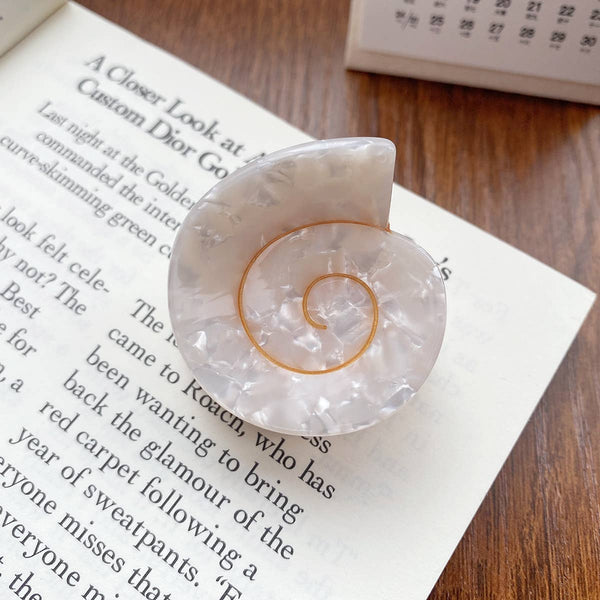 Cora Round Seashell Claw Clip