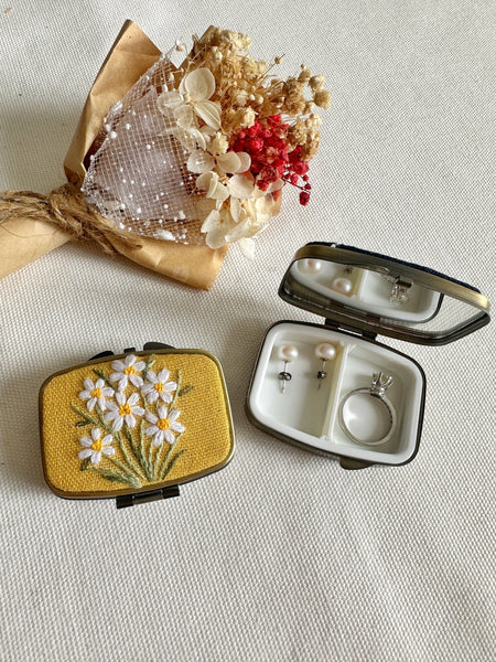Quince Fables - Floral Embroidered Rectangle Mini Jewelry Box With Mirror ✅: 1. White Roses