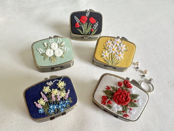 Quince Fables - Floral Embroidered Rectangle Mini Jewelry Box With Mirror ✅: 1. White Roses