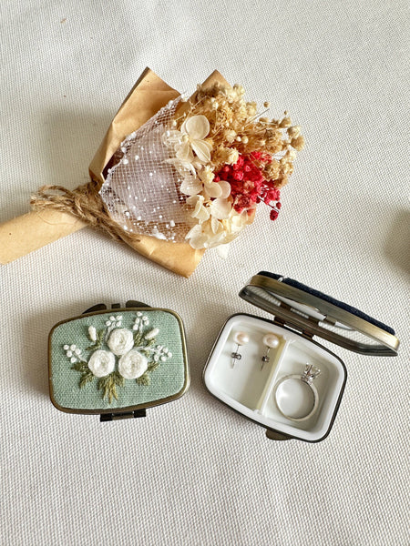 Quince Fables - Floral Embroidered Rectangle Mini Jewelry Box With Mirror ✅: 1. White Roses